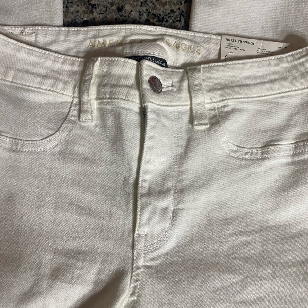 AMERICAN EAGLE. Brand new. white jeans, size 6 with tags.